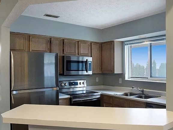2nd image of 306 Waterfront Pl