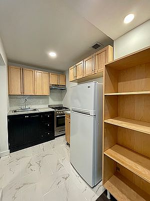 5th image of 226 E 112th St Unit 1