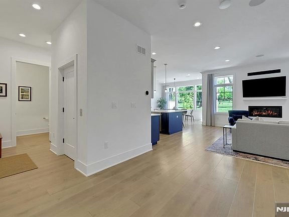 5th image of 111 Woodmont Circle Riv