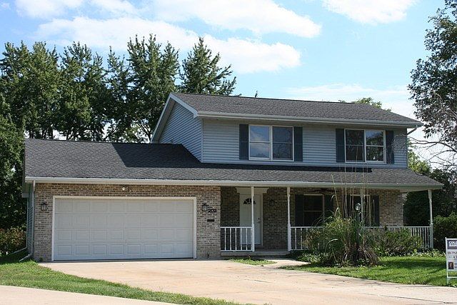 1st image of 202 Carriage Dr