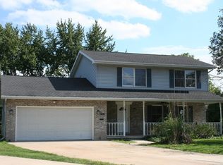 202 Carriage Dr, Ottawa, IL 61350