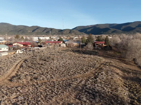 809 Salazar Rd, Taos, NM 87571