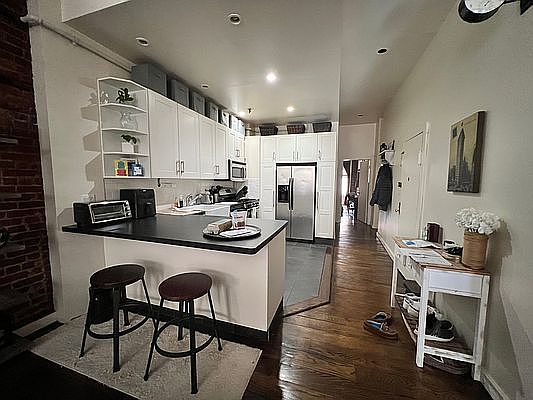 4th image of 138 W 73rd St APT 3