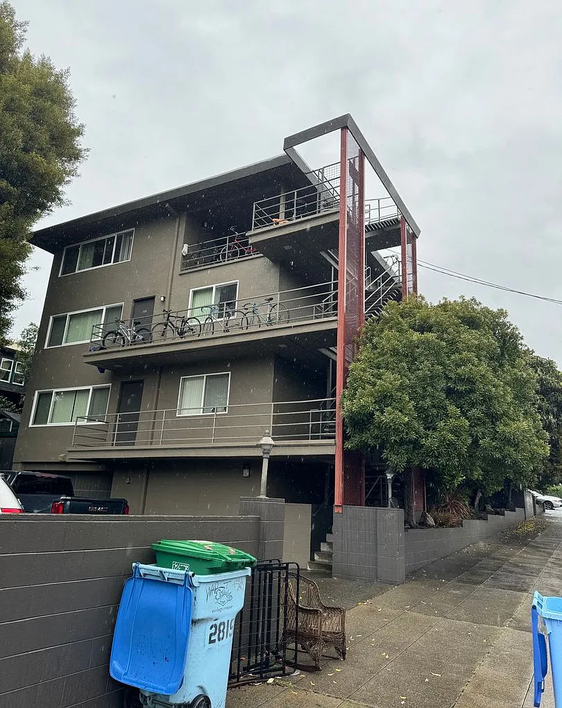 2819 Derby Street — Photo 2