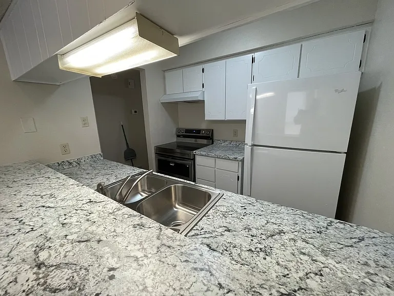 2508 Lido Ln — Photo 4