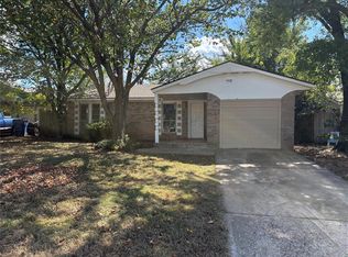 316 E Greenwood Ln, Mustang, OK 73064