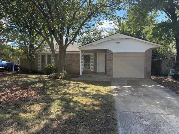 316 E Greenwood Ln, Mustang, OK 73064