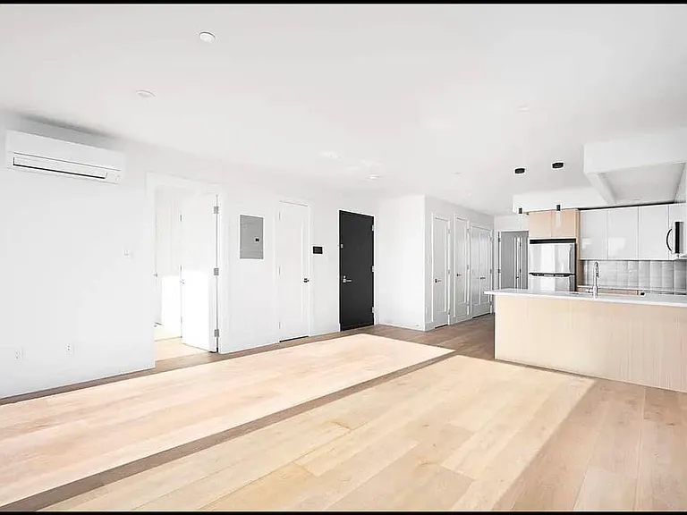 23-33 Astoria Blvd #Penthouse 1 — Photo 2