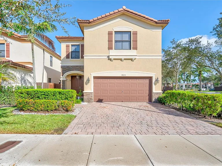8825 NW 100th Pl — Photo 1