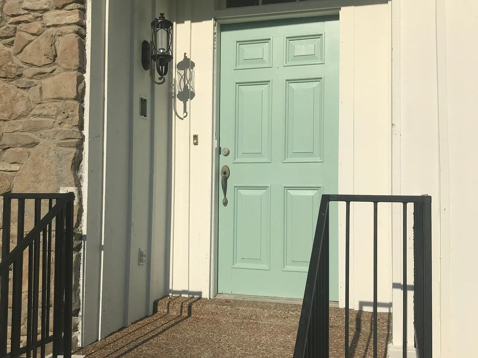 4 bed, 2.5 bath, 2875 sqft, $4,200 — Photo 2