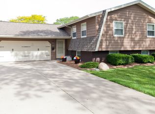 4509 Pine View Dr NE, Cedar Rapids, IA 52402