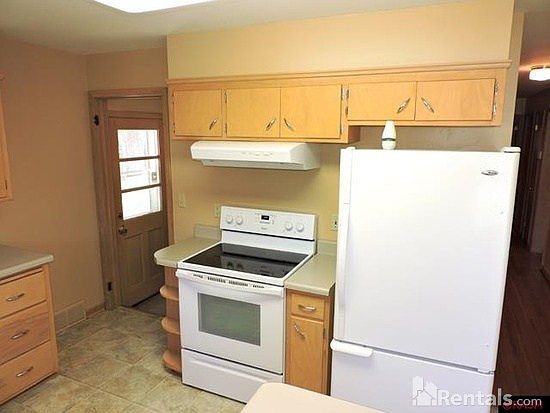 3rd image of 211 Thayer Ave