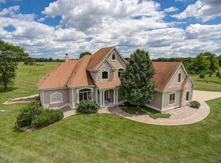 W326N9526 Peradell Ct, Hartland, WI 53029