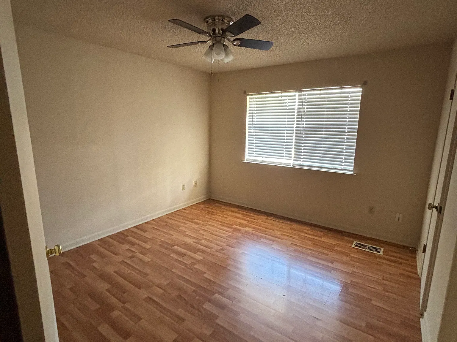 2 bed, 1.5 bath, 1000 sqft, $1,100 — Photo 4