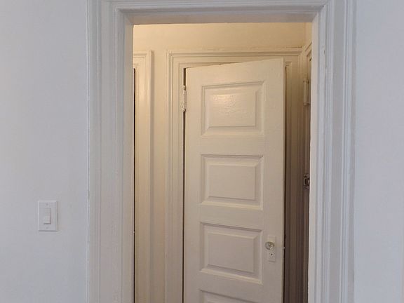 4th image of 217 W 71st St #4R