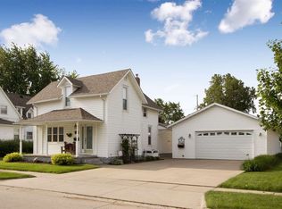 417 E 2nd St, Washington, IA 52353