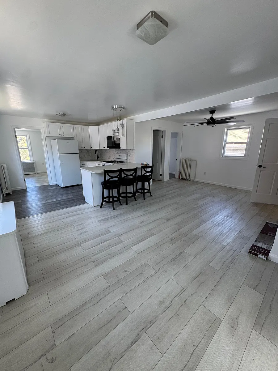 Building Photo - 215 Castleton Ave #2