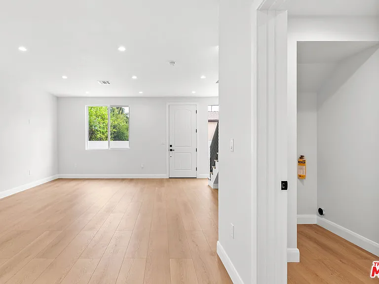 6932 Babcock Ave — Photo 9