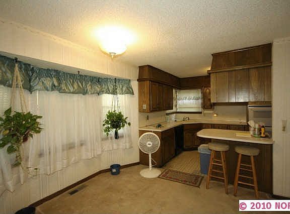 3rd image of 810 N Boyd Cir