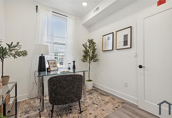 4th image of 2248 E Somerset St #9