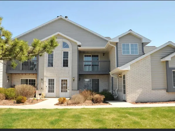 W240N2566 E Parkway Meadow CIRCLE #3, Pewaukee, WI 53072