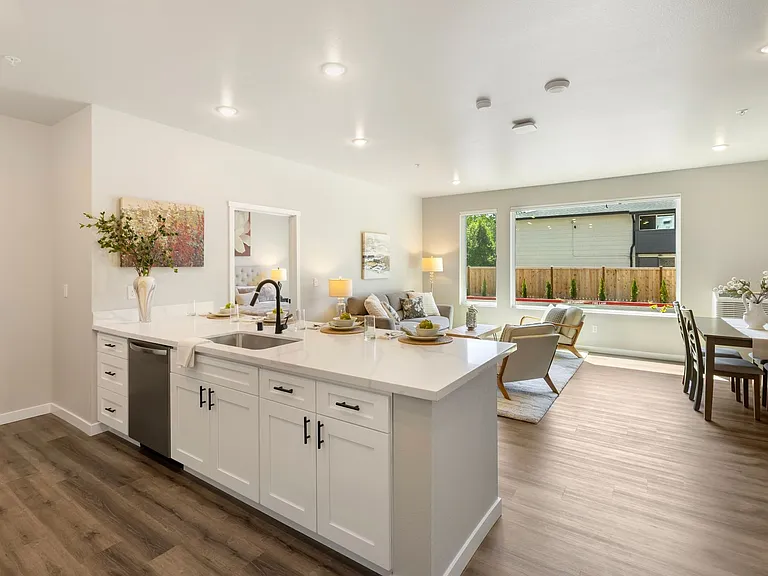 1779 Village Ln SE — Photo 3