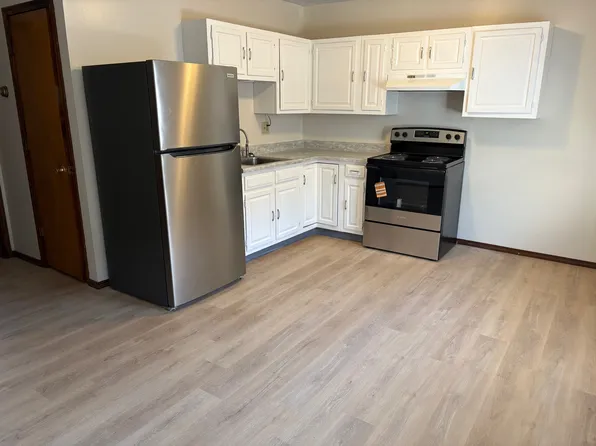 154 Applegrove St NE APT B, North Canton, OH 44720