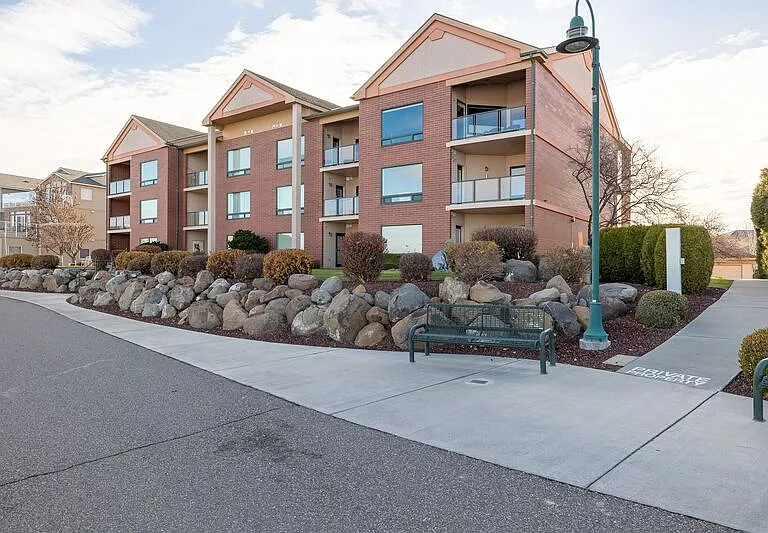 300 Col Point Dr #C-201 — Photo 4