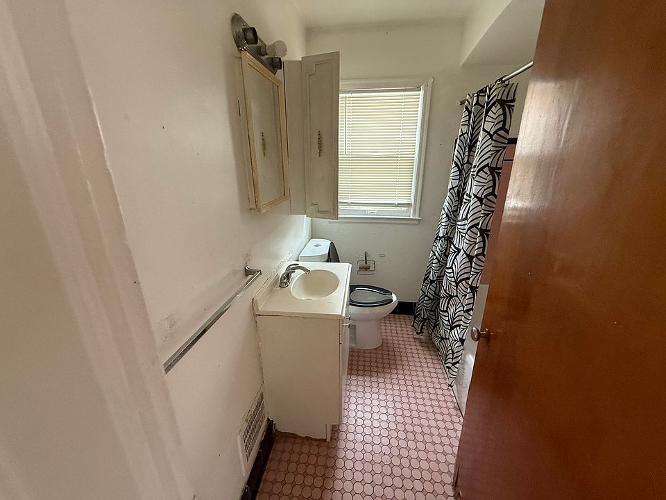2nd image of 15900 Coram St