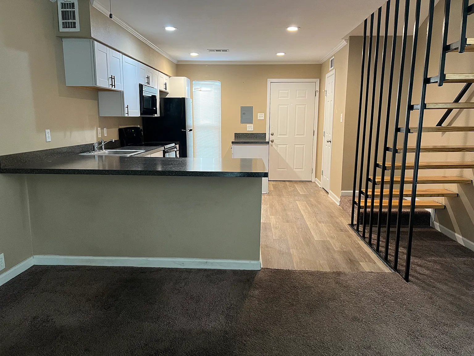 2500 Manson Ave — Photo 2