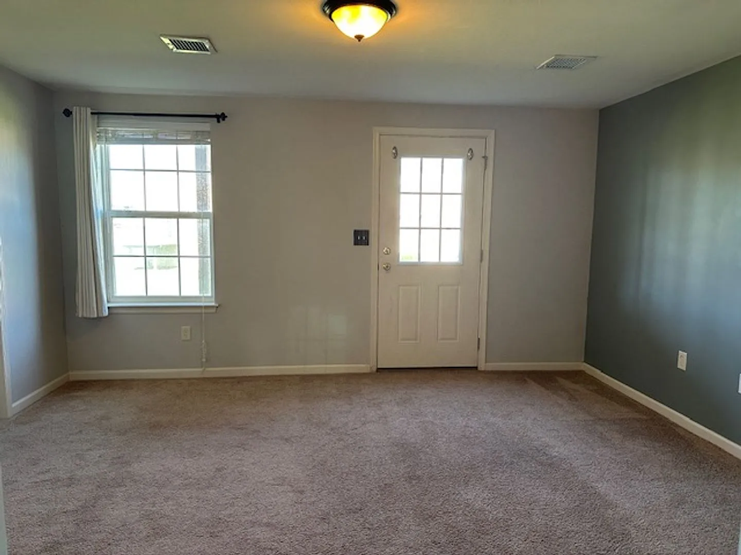 This well-maintained 3-bedroom, 2.5-bathroom home in Mechanicsburg, PA offers comfortable living ... — Photo 4