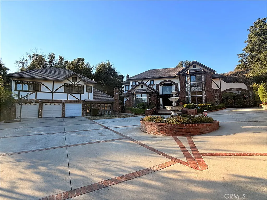 6 bed, 6.5 bath, 5867 sqft, $13,000 — Photo 1