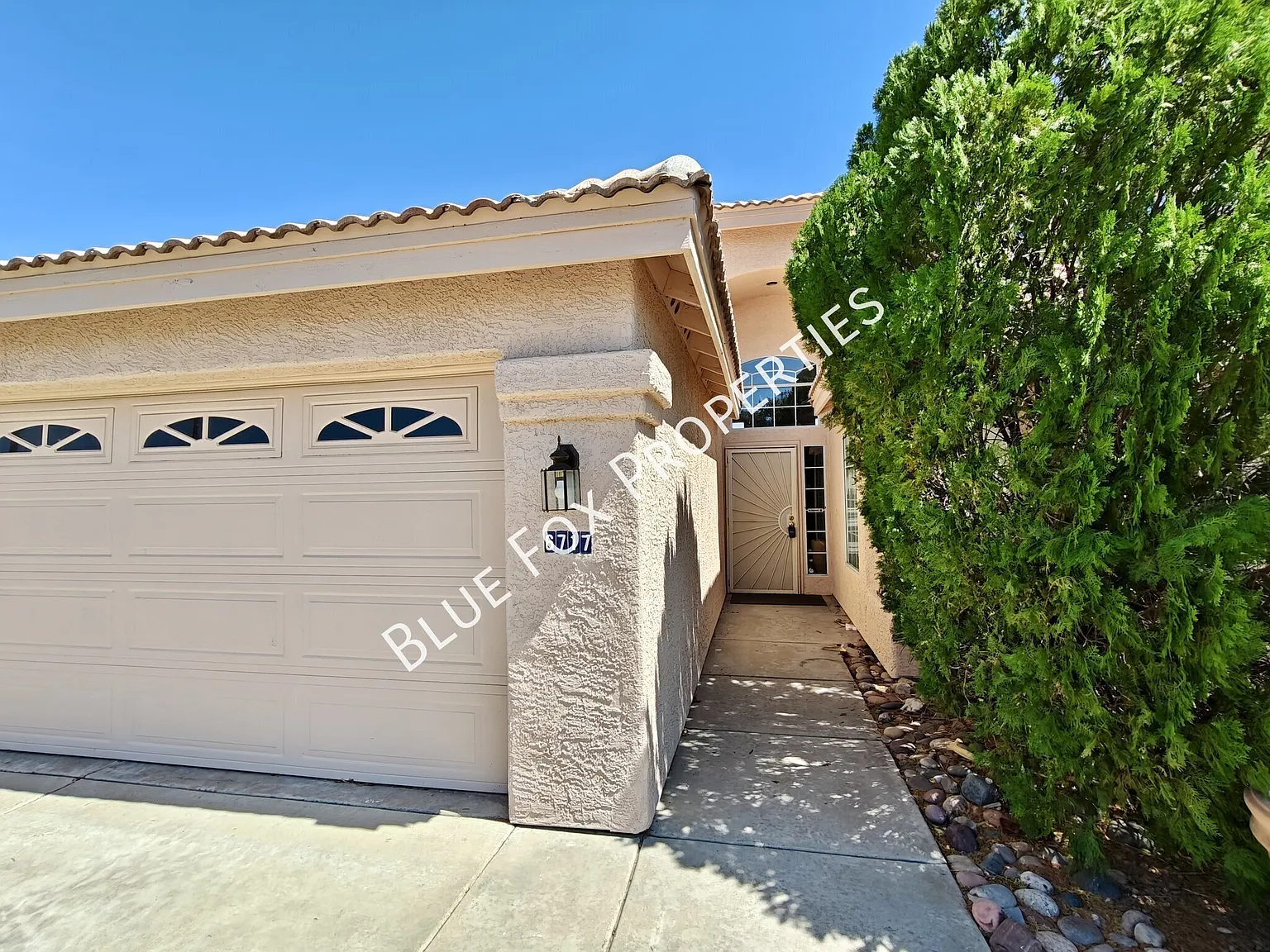 Beautiful 3 Bed - 2 Bath home with Private Pool 6-Month Lease — Photo 2