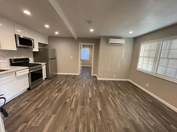 3rd image of 1701 G St Unit 5