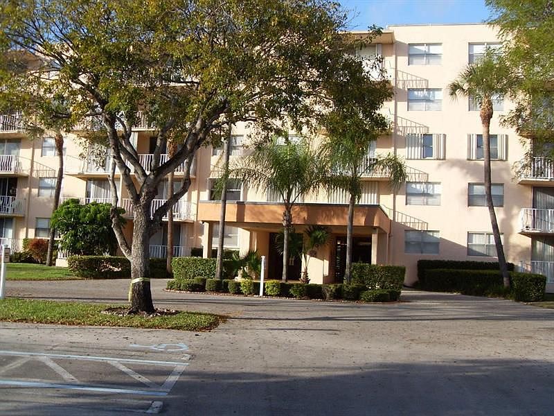 1st image of 470 Executive Center Dr APT 4M