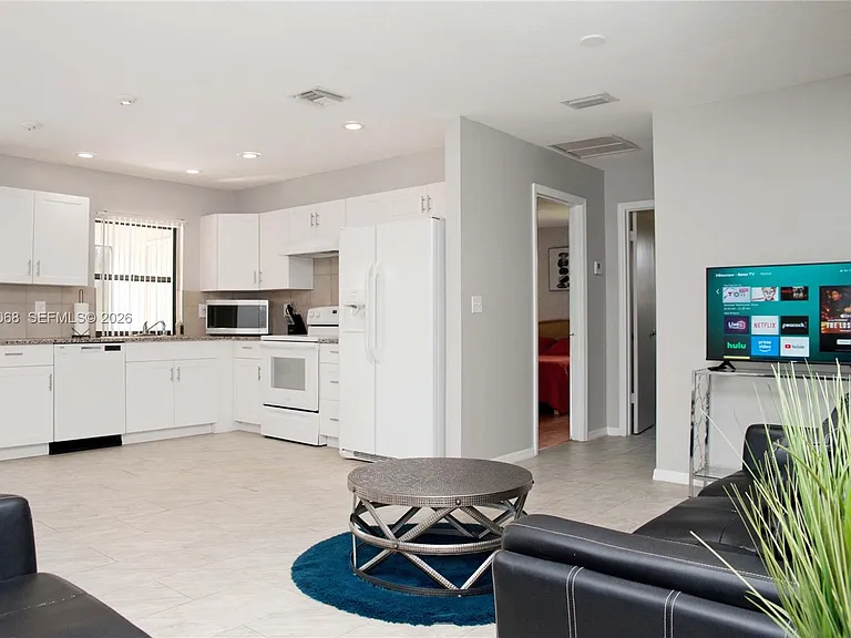 722 SE Thanksgiving Ave — Photo 6
