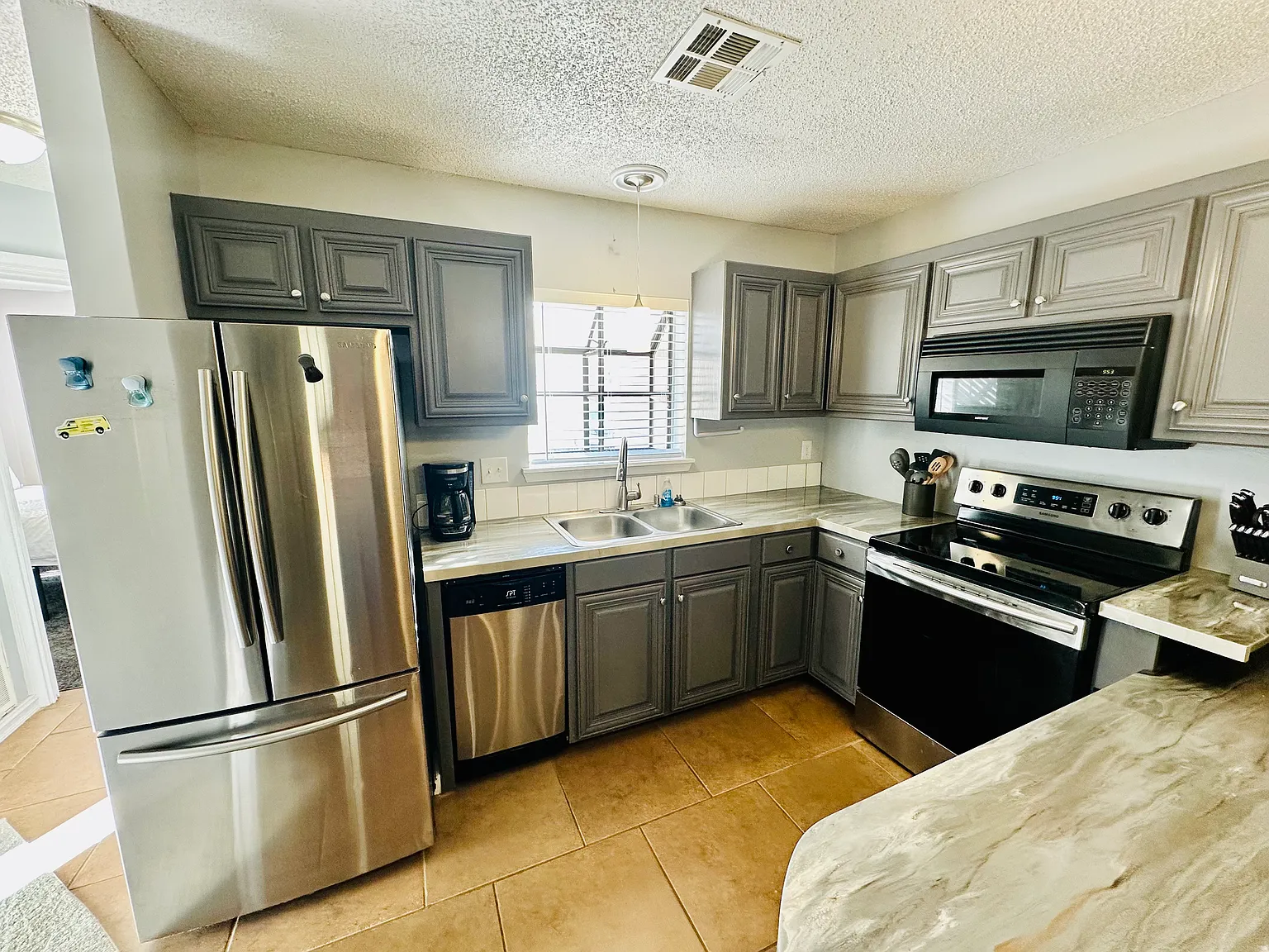 2 bed, 1000 sqft, $2,100 — Photo 2