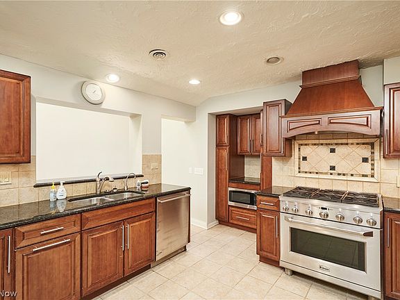 3rd image of 994 Worton Park Dr