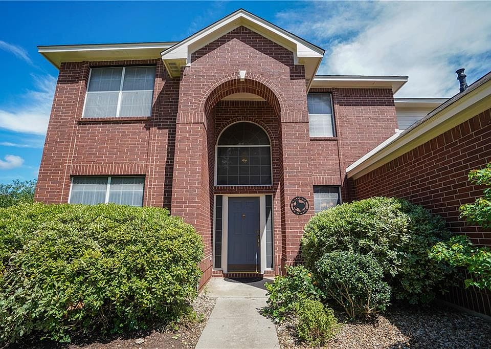 1st image of 2611 Goldfinch Dr