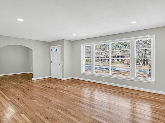 4th image of 1813 Fairlawn Cir