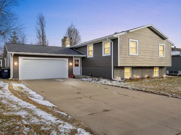 115 12th Ave, Hiawatha, IA 52233