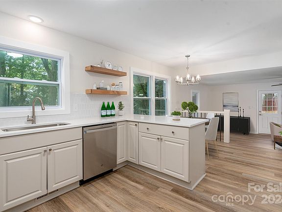 2nd image of 2201 Knickerbocker Dr