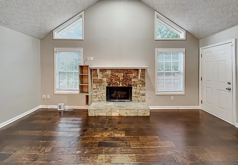 985 Crystal Water Dr — Photo 2