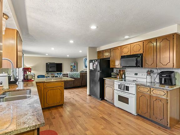 3rd image of 539 W 48th St