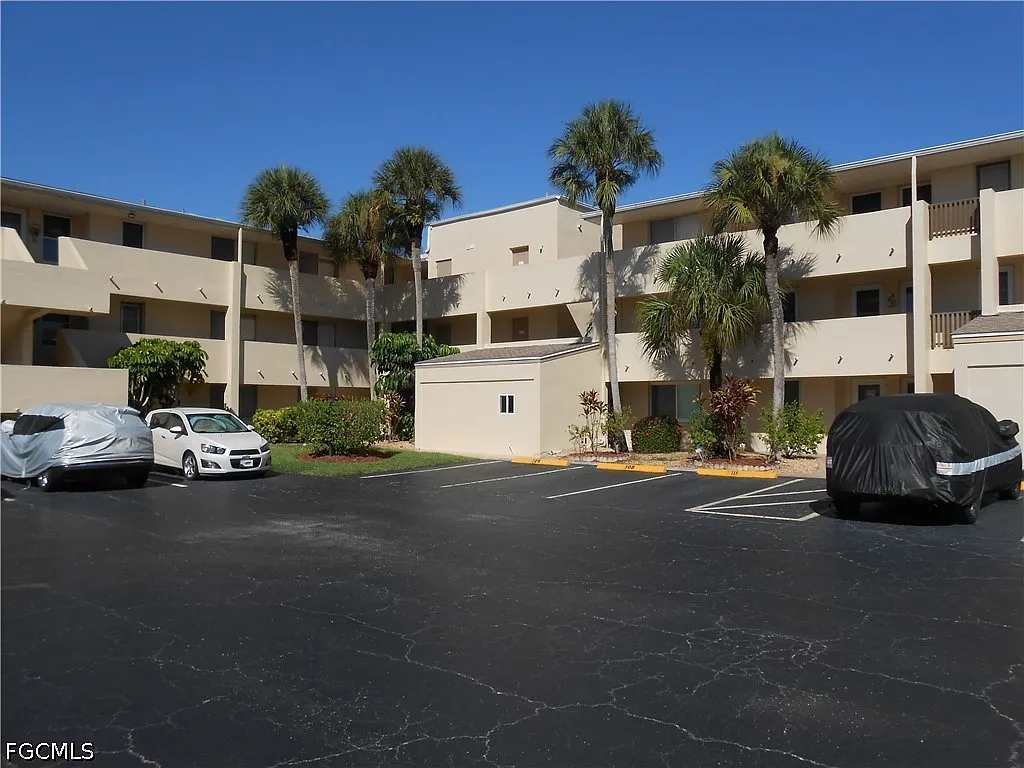 2 bed, 2.0 bath, 869 sqft, $1,300 — Photo 2