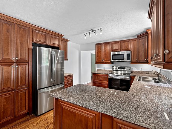 3rd image of 7311 Henry Dr
