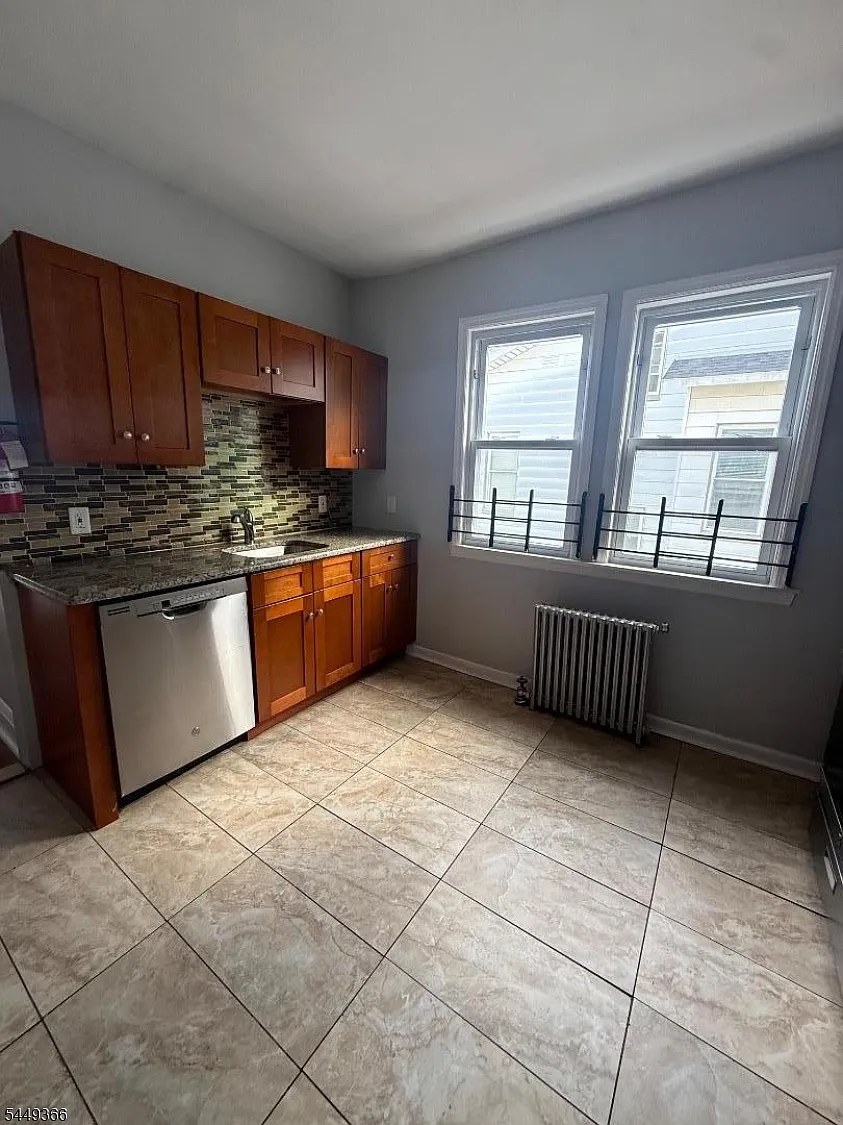 3 bed, 1.0 bath, $2,400 — Photo 2