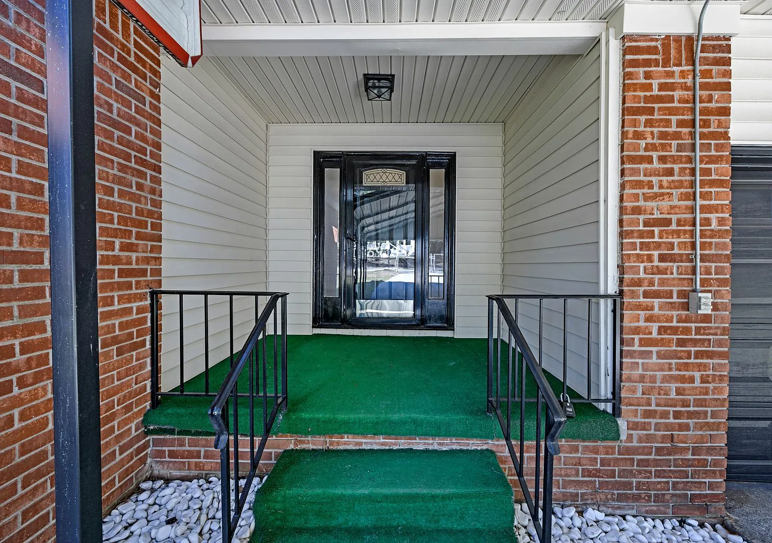 Comfortable 3-Bedroom Home Featuring Garage, Carport & Fenced-In Yard — Photo 3