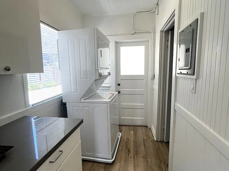 130 W De La Guerra St — Photo 16