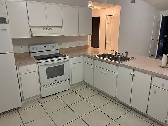 5th image of 6821 N Manhattan Ave APT B4